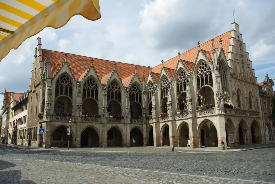 Faszinierender Blick auf das gotische Rathaus in Braunschweig mit seinen kunstvollen Steinmetzarbeiten und Bögen.