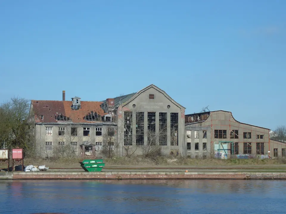 Ein verlassenes Industriegebäude an einem Wasserlauf, das den städtischen Verfall verdeutlicht.